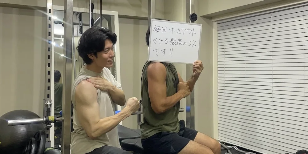 田町のパーソナルジムWORKOUTHOLICでベンチプレス100kgを達成した47歳男性会員