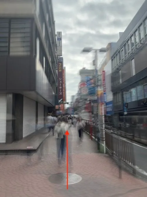 横浜駅みなみ西口を出た様子（矢印は進行方向）