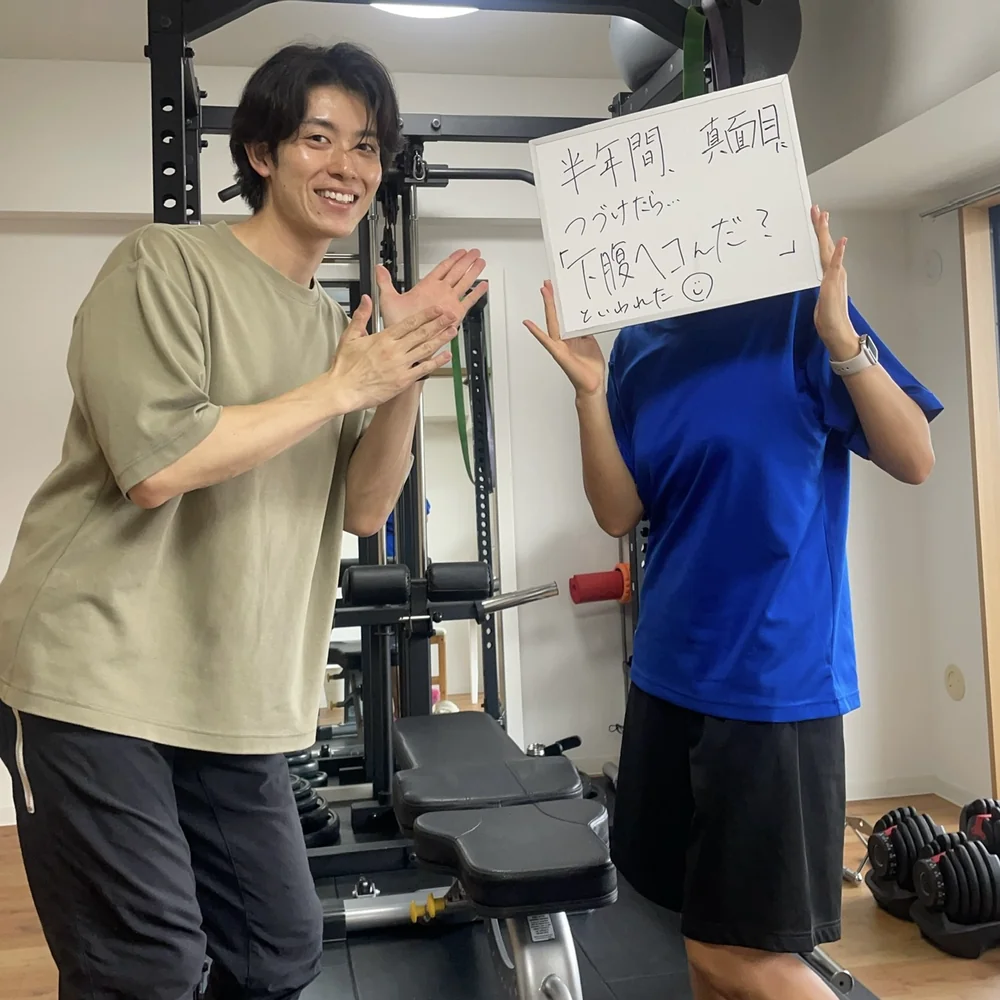横浜のパーソナルジムWORKOUTHOLIC横浜店の会員様（30代女性）とトレーナーの写真、半年間続けて下腹へこんだと言われたエピソード