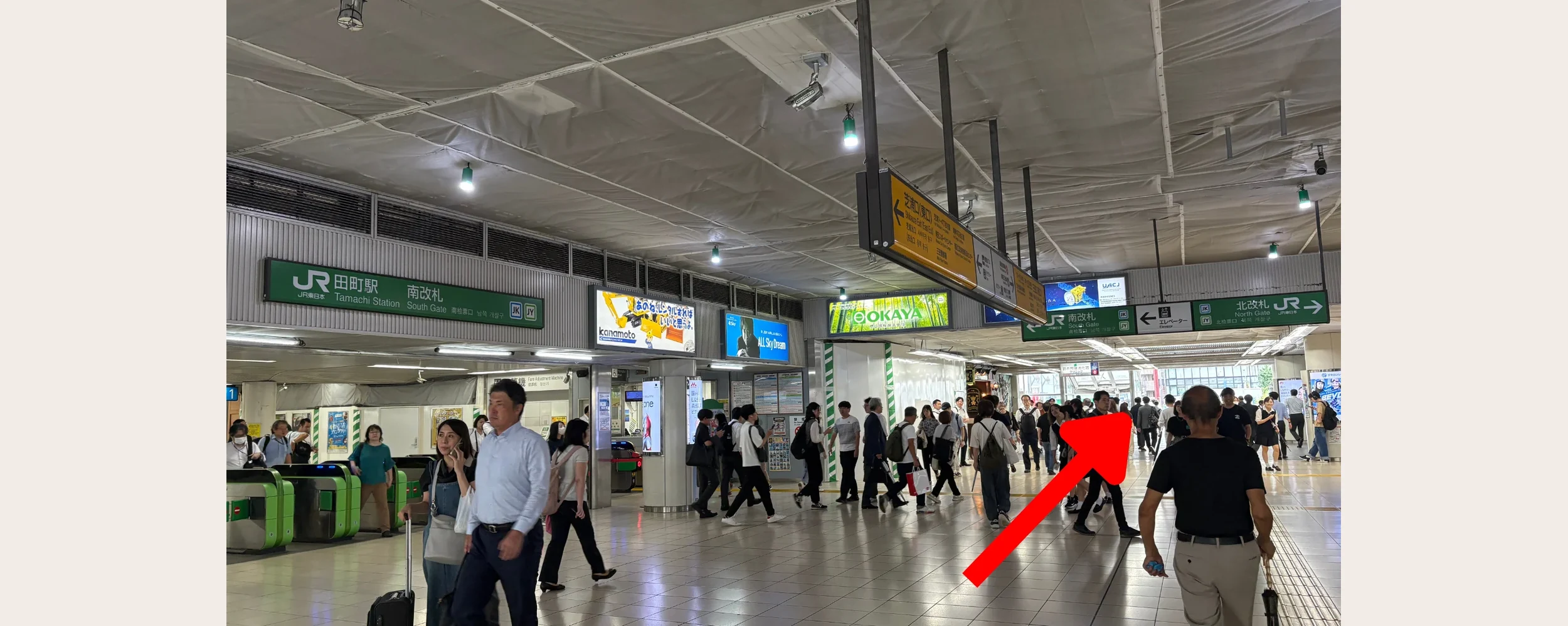 JR田町駅の南改札を出て三田口方面へ進む様子（矢印は進行方向）
