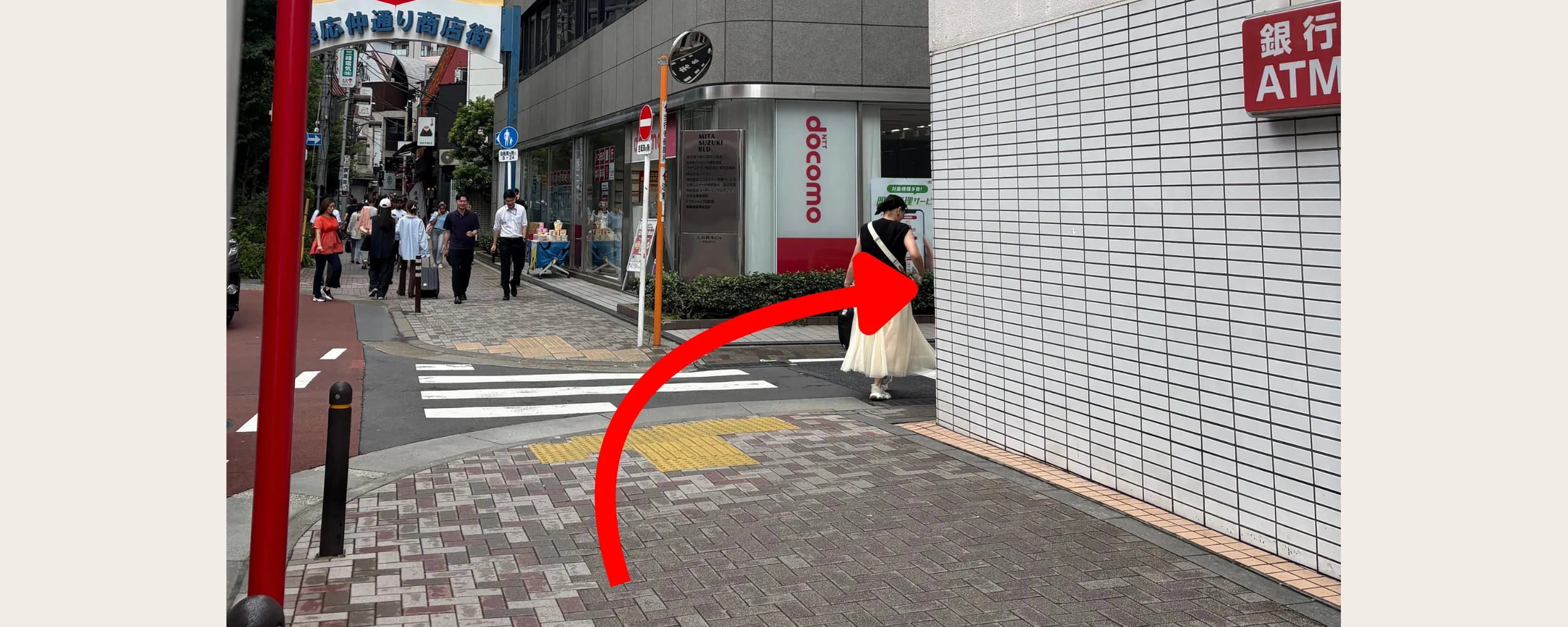 ドコモショップとローソンの間の道に入る様子