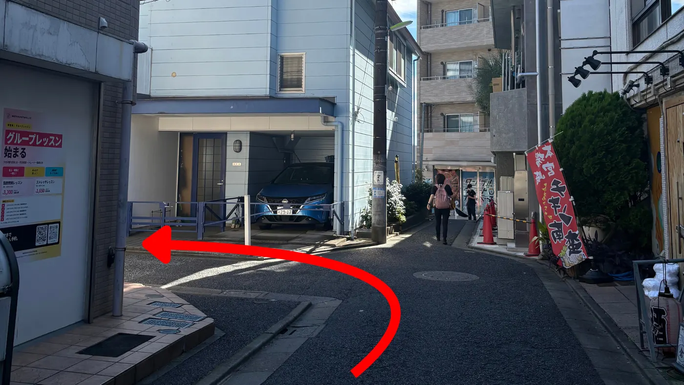 WORKOUTHOLICの看板が見える路地を左方向へ進む道順