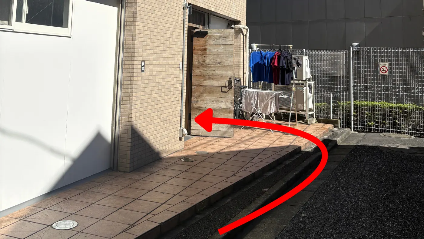 下北沢店の入口の扉。左方向が入口