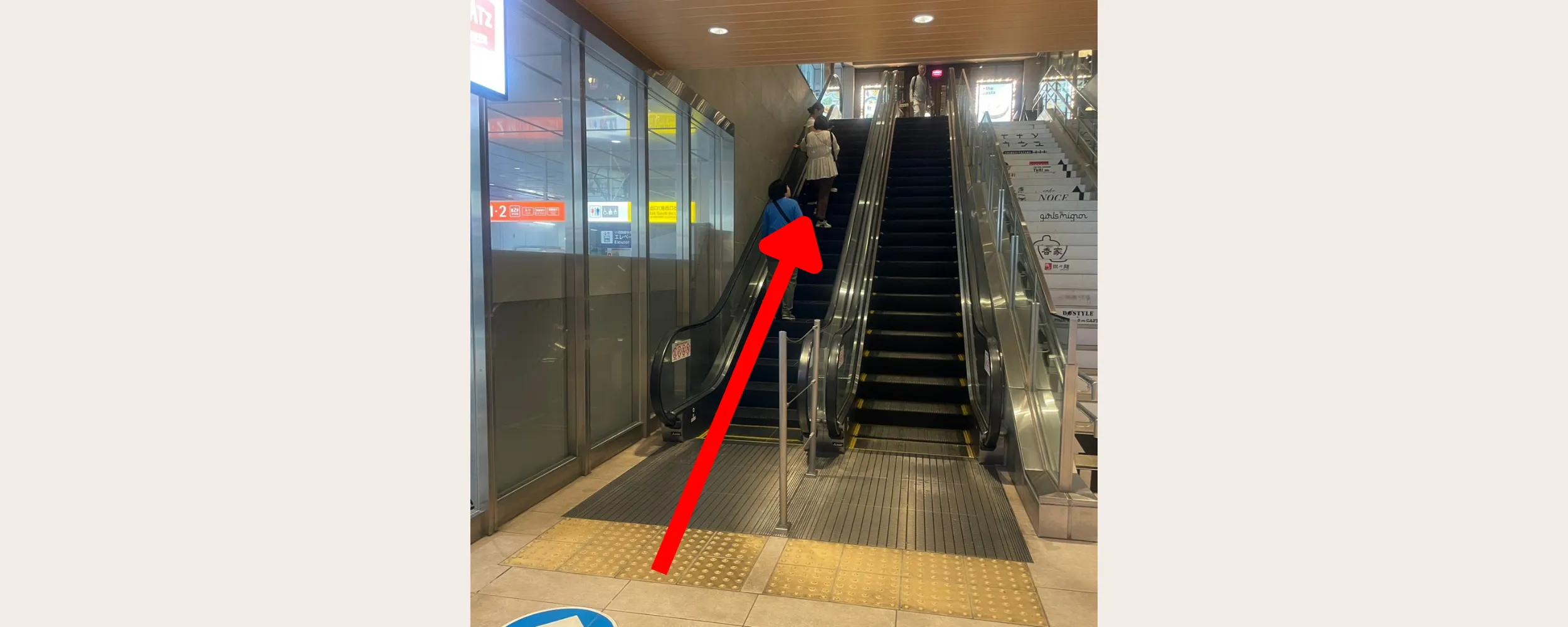 下北沢駅構内のエスカレーターで地上階へ上がる様子