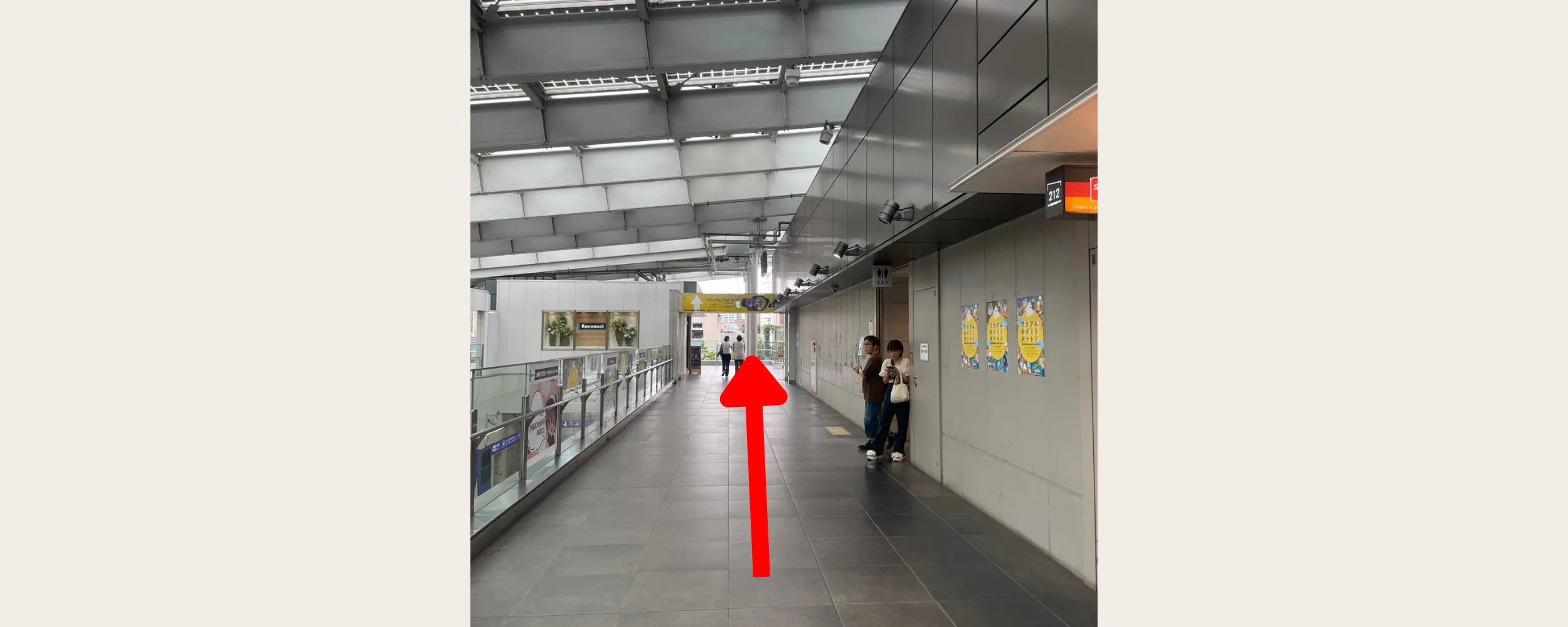 地上階に上がった先の屋根付き通路をまっすぐ進む様子