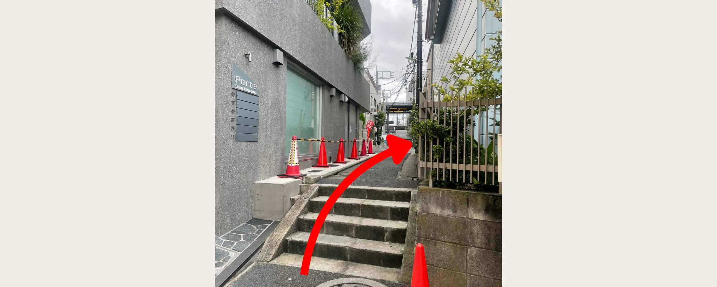 「Porte Shimokitazawa」の建物の脇にある階段を上がって右へ進む道順